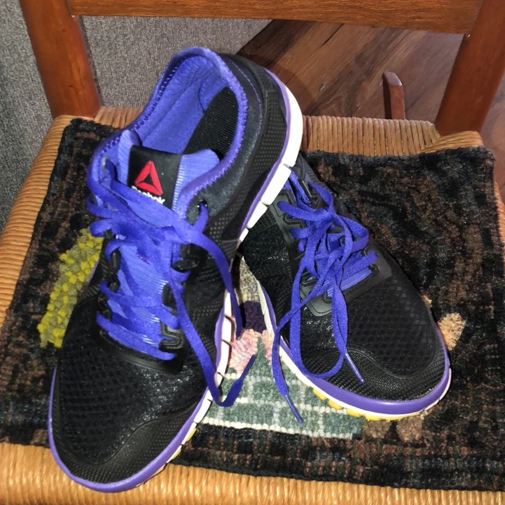 Women’s Reebok Tennis Shoe - Picture 2 of 3